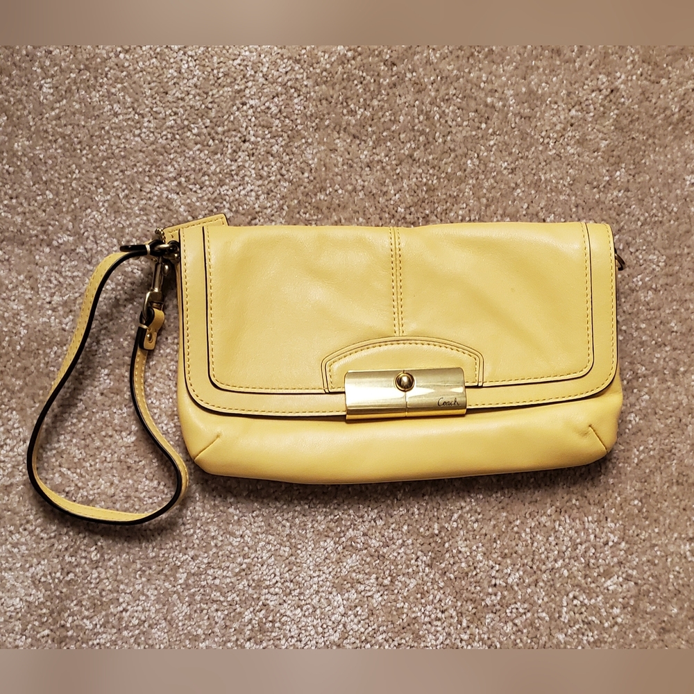 💛 Yellow Coach clutch wristlet